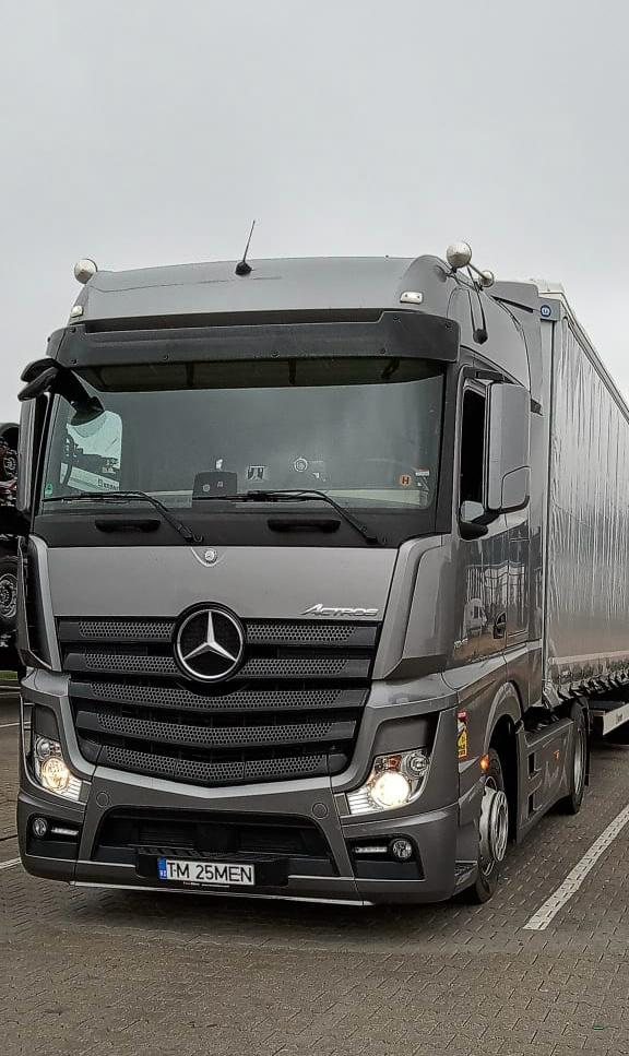 Mercedes Actros cu semiremorcă prelată