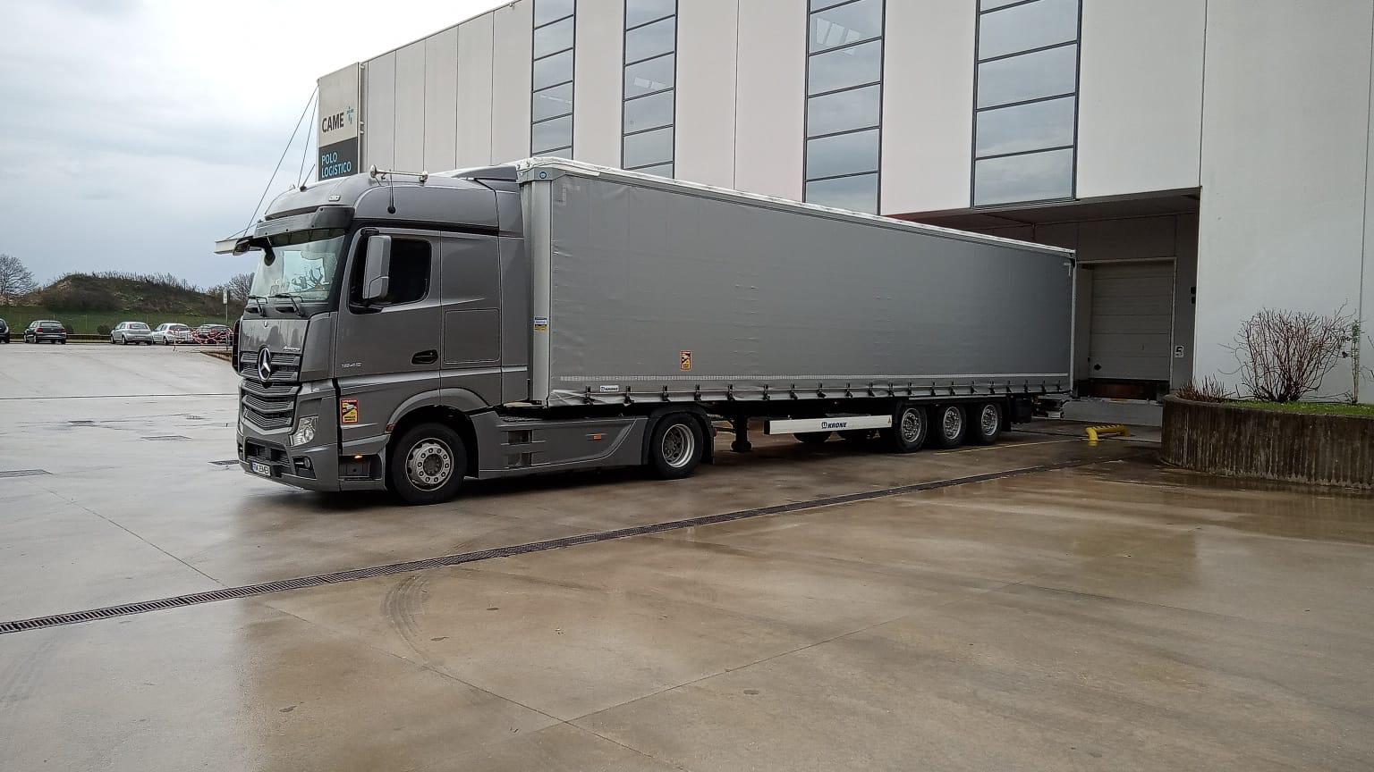 Camion Transmen la rampă pentru încărcare internațională